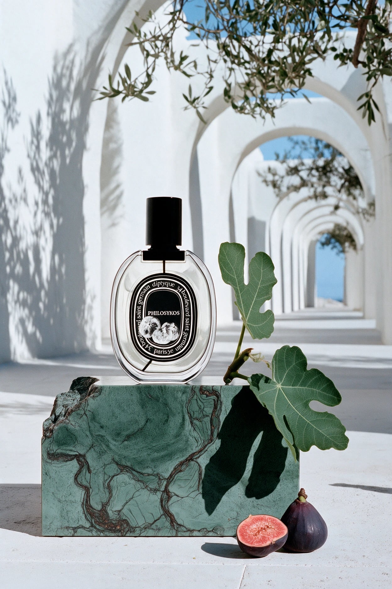 Diptyque · Philosykos: Philosykos unter weißen Bögen